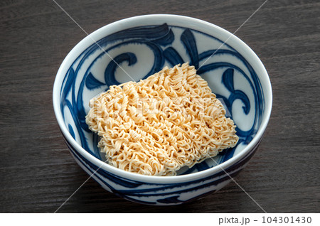 インスタントラーメンの麺 104301430
