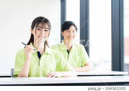 研修を受ける若い介護福祉士 研修を受ける若い介護福祉士 104301505
