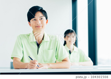 研修を受ける若い介護福祉士 104301508