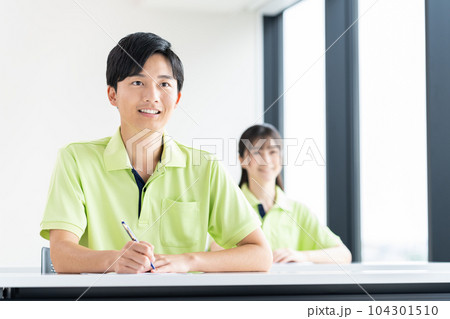 研修を受ける若い介護福祉士 研修を受ける若い介護福祉士 104301510