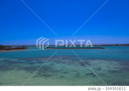 青空の古宇利大橋 青空の古宇利大橋 104301612