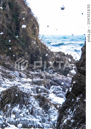 冬の日本海　新潟笹川流れ 104301630