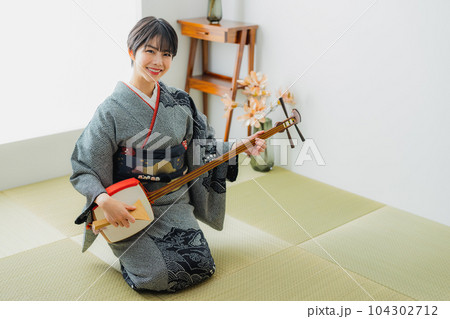 三味線　着物　和室 104302712