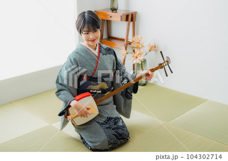 三味線　着物　和室 104302714