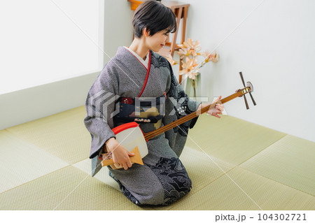 三味線　着物　和室 104302721