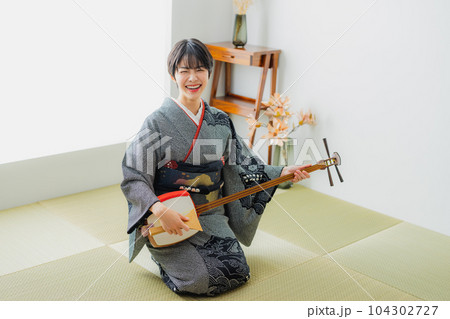 三味線　着物　和室 104302727