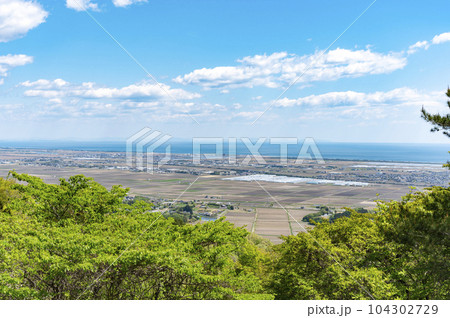田植え前の田園風景 104302729