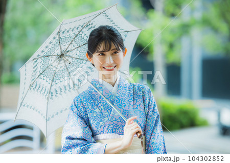青い小紋　着物　日傘　 104302852