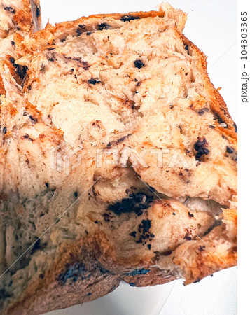 ホームベーカリーで焼く自家製チョコパン 104303365