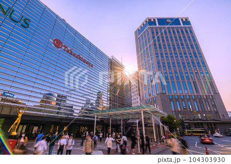 日本の横浜都市景観　6月。横浜駅前の横浜ベイシェラトンホテルや横浜タカシマヤなどを望む・夕景＝25日 104303930