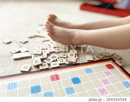 ボードゲームと子どもの足 ボードゲームと子どもの足 104304594