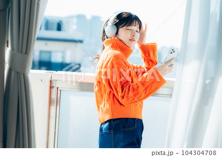 スマホを操作する若い女性 スマホを操作する若い女性 104304708