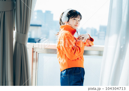 スマホを操作する若い女性 104304713