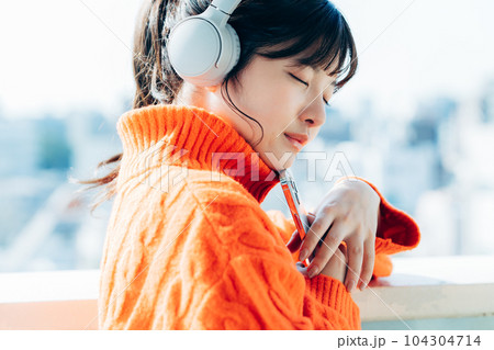 スマホを操作する若い女性 104304714