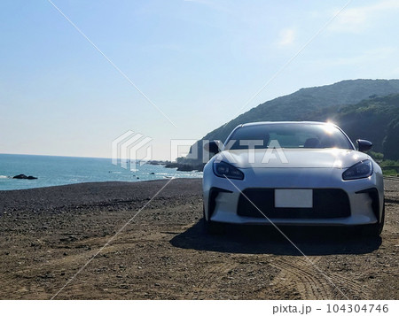 海と砂浜とスポーツカー 海と砂浜とスポーツカー 104304746