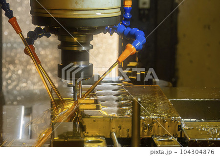 The CNC milling machine cutting the mold base parts with oil coolant method . The CNC milling machine cutting the mold base parts with oil coolant method . 104304876