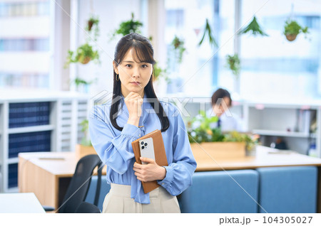 オフィスで働くビジネスカジュアルの若い女性 104305027
