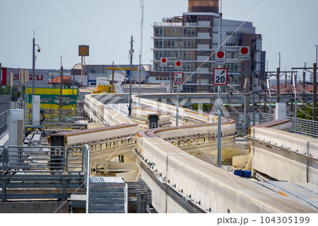 タイ・バンコクのモノレール（イエローライン） 104305199