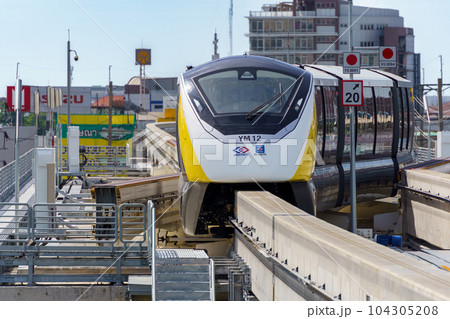 タイ・バンコクのモノレール（イエローライン） 104305208