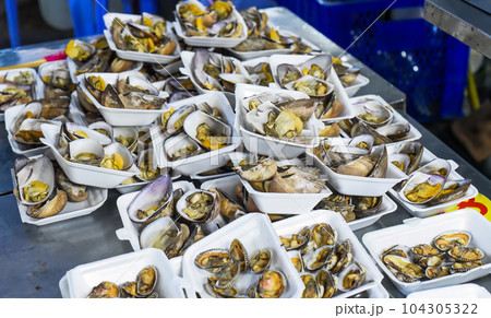 Vietnamese stewed seashells in sauce in the night market on food festival Vietnamese stewed seashells in sauce in the night market on food festival 104305322