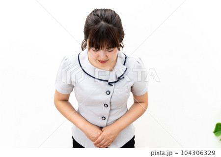 お辞儀をする受付の女性 104306329