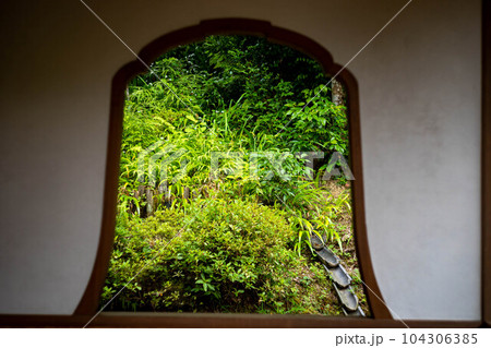 二尊院の初夏、花頭窓から眺める小倉山の六道六地蔵の庭の新緑 二尊院の初夏、花頭窓から眺める小倉山の六道六地蔵の庭の新緑 104306385