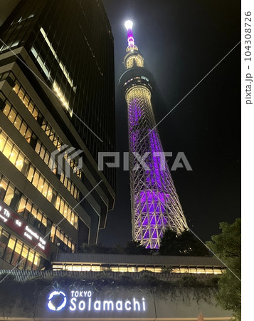 夜のソラマチと東京スカイツリー 104308726