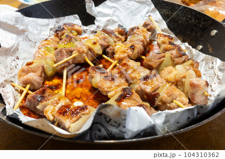 日本のとても美味しい豚肉の焼き鳥 日本のとても美味しい豚肉の焼き鳥 104310362