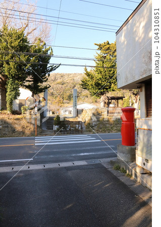 千葉　南房総　丸ポストのある風景（善治商店前） 104310851