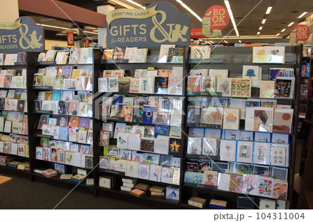 アメリカ本屋　BARNES&NOBLE　日本の漫画、ご当地ならではの雑誌　 104311004