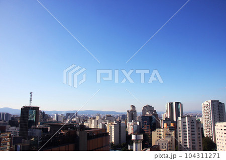 サンパウロのビル群と青空　ブラジル 104311271