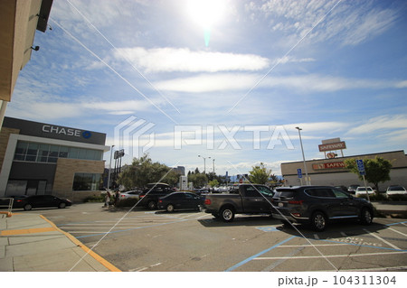 ローカルが週末によく行く アメリカショッピングモール＆デパートMacy's　ぶらぶら買い物に最適 104311304