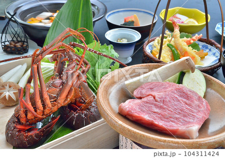 温泉旅館の夕食に出てくる会席料理 104311424
