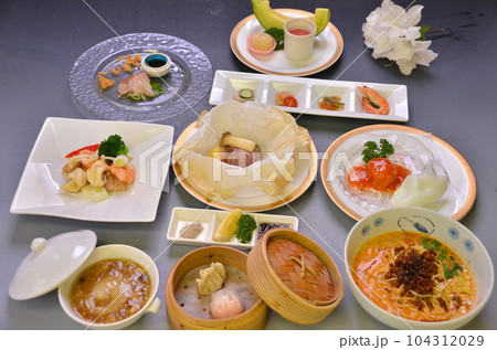 ホテルの中華レストランのコース料理 ホテルの中華レストランのコース料理 104312029