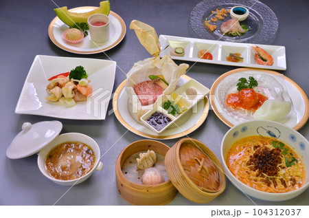 ホテルの中華レストランのコース料理 ホテルの中華レストランのコース料理 104312037