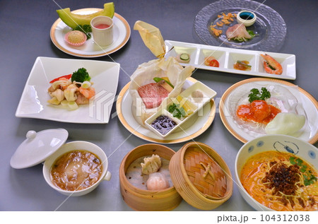 ホテルの中華レストランのコース料理 ホテルの中華レストランのコース料理 104312038