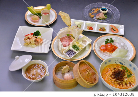 ホテルの中華レストランのコース料理 ホテルの中華レストランのコース料理 104312039
