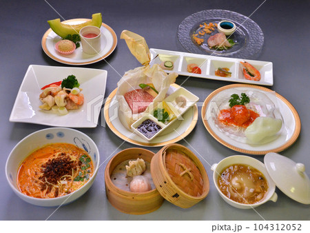 ホテルの中華レストランのコース料理 104312052