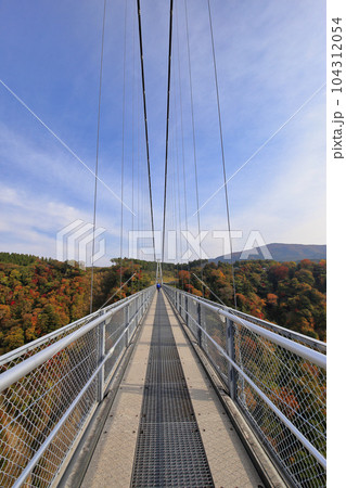 秋の紅葉の九重夢大吊橋 ( 2021年11月 大分県 九重町 ) 秋の紅葉の九重夢大吊橋 ( 2021年11月 大分県 九重町 ) 104312054