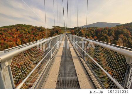 秋の紅葉の九重夢大吊橋 ( 2021年11月 大分県 九重町 ) 秋の紅葉の九重夢大吊橋 ( 2021年11月 大分県 九重町 ) 104312055