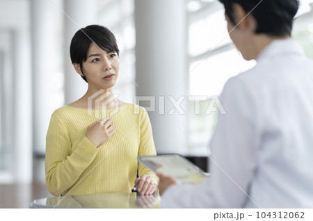 女性医師の診察を受ける若い女性 104312062