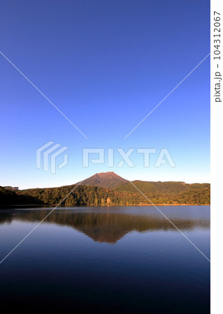 御池展望台から望む御池と高千穂峰 ( 2021年11月 宮崎県 ) 御池展望台から望む御池と高千穂峰 ( 2021年11月 宮崎県 ) 104312067