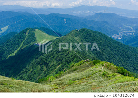 初夏の谷川岳・天神尾根から望む山並みの絶景 104312074