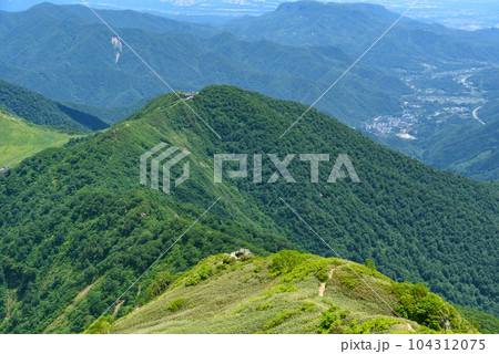 初夏の谷川岳・天神尾根から望む山並みの絶景 104312075