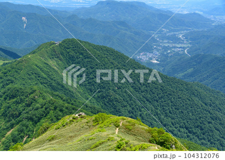初夏の谷川岳・天神尾根から望む山並みの絶景 104312076