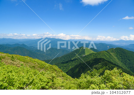初夏の谷川岳・天神尾根から望む山並みの絶景 104312077