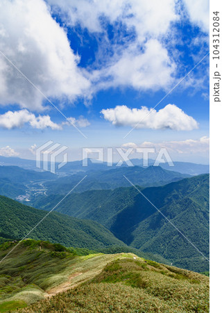 初夏の谷川岳・天神尾根から望む山並みの絶景 初夏の谷川岳・天神尾根から望む山並みの絶景 104312084