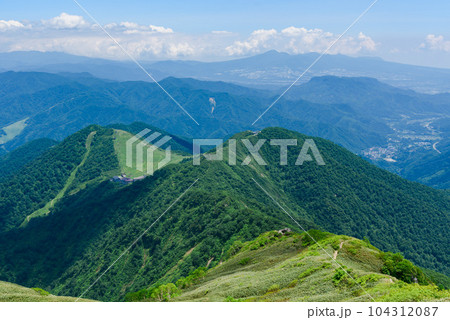 初夏の谷川岳・天神尾根から望む山並みの絶景 104312087