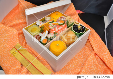 日本の伝統的なお祝い料理 おせち料理 日本の伝統的なお祝い料理 おせち料理 104312290