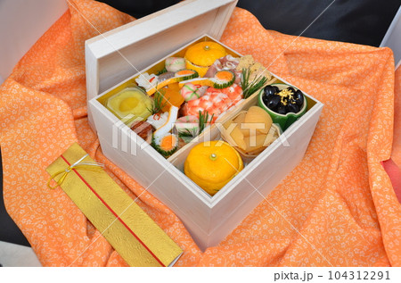 日本の伝統的なお祝い料理 おせち料理 日本の伝統的なお祝い料理 おせち料理 104312291